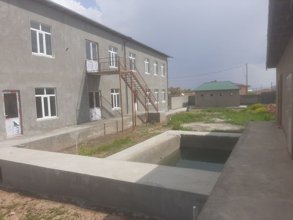 Нотурар бино сотилади