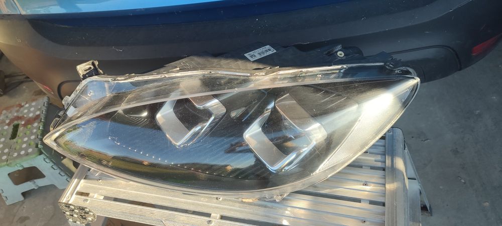 Far stânga Ford kuga