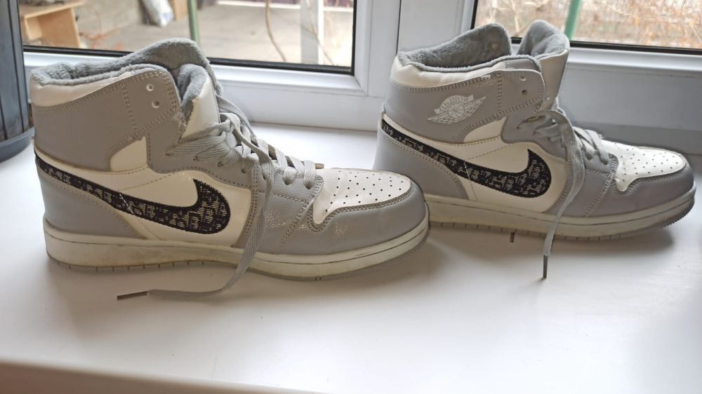 Продам зимние красовки Найки