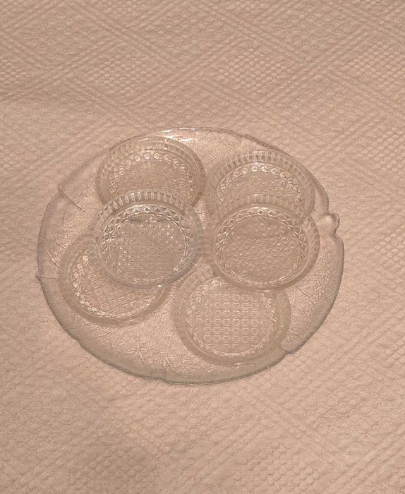 Platou cu farfurii de dulceață și ustensile de bucătărie