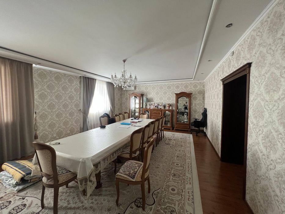 двухэтажный дом в центре города