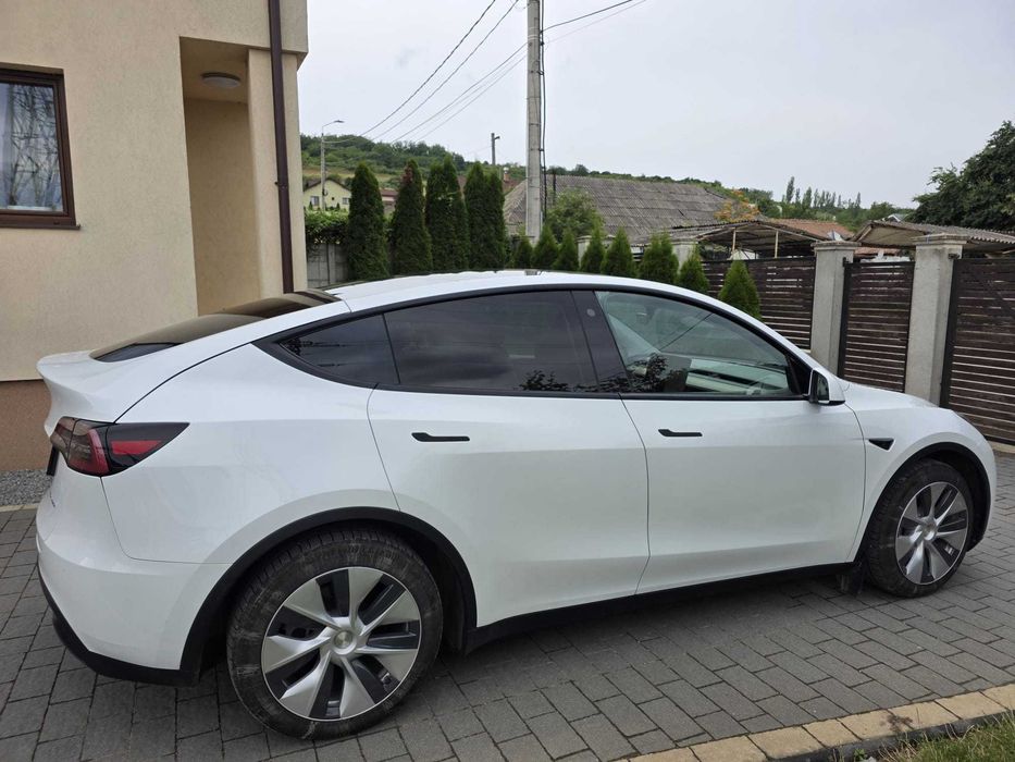 TESLA Model Y 2023 — imagine 4