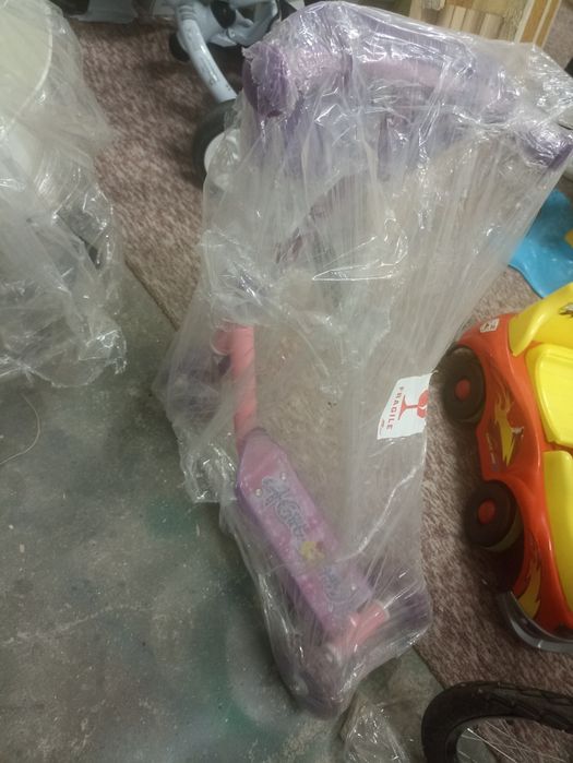 Детски и бебешки аксесоари и играчки.