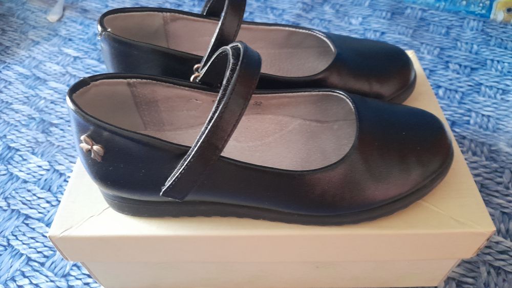 Продам школьные туфли для девочки