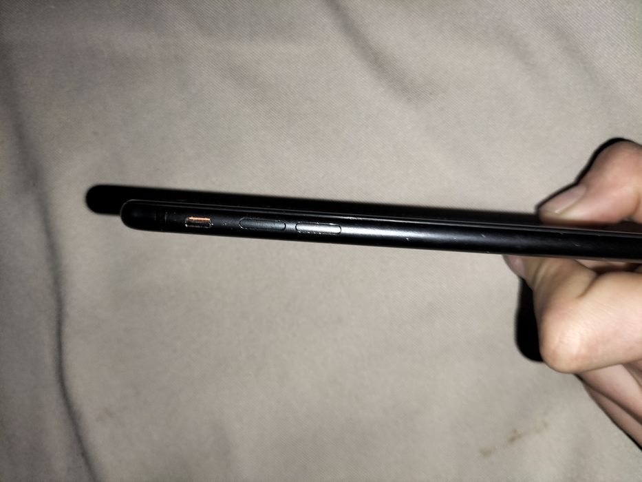 Vând telefon aproape nou iPhone 7  sau la schimb pe diferite telefoane