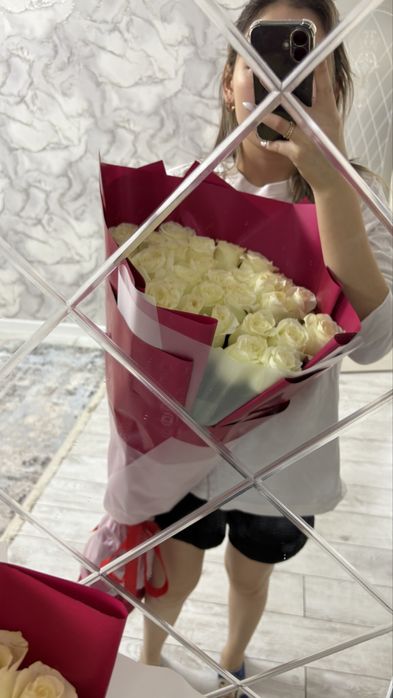 Белые метровые розы