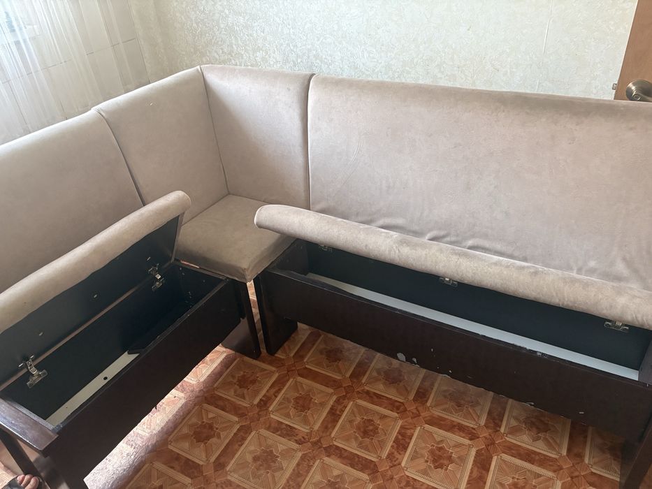 Продам кухонный уголок,стол и 2 табуретки