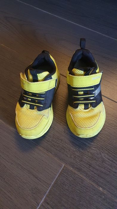 Продам детские кроссовки