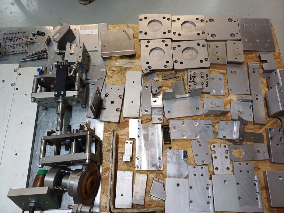 Placi de aluminiu bracketi, suporti , coltarr , corniere