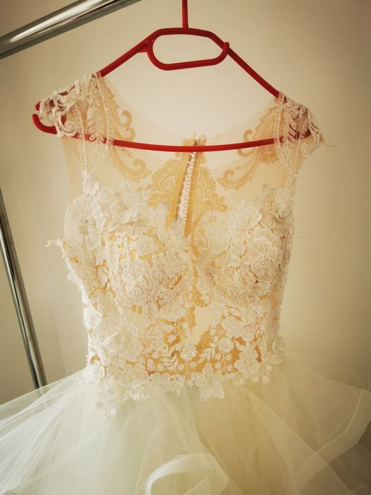 Vand rochie de mireasa + Crinolina