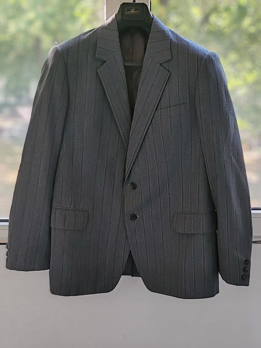 Costume stofă superioara bărbați 250 ron bucata.