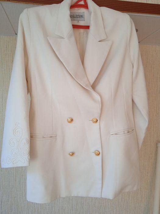 Продаю женские пиджаки