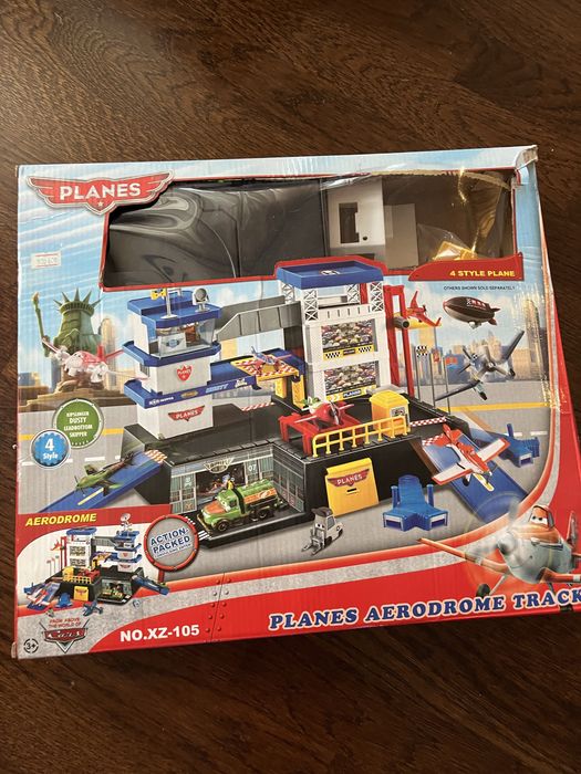 Конструктор авиобаза със самолети