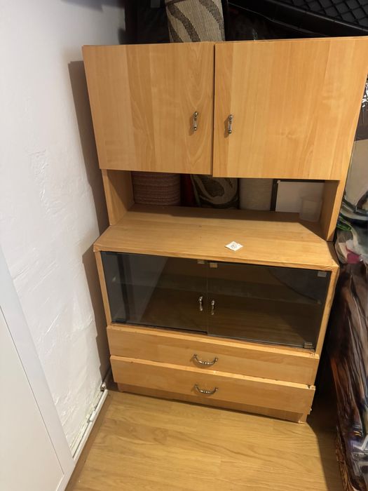 Малка секция със стъклена витрина