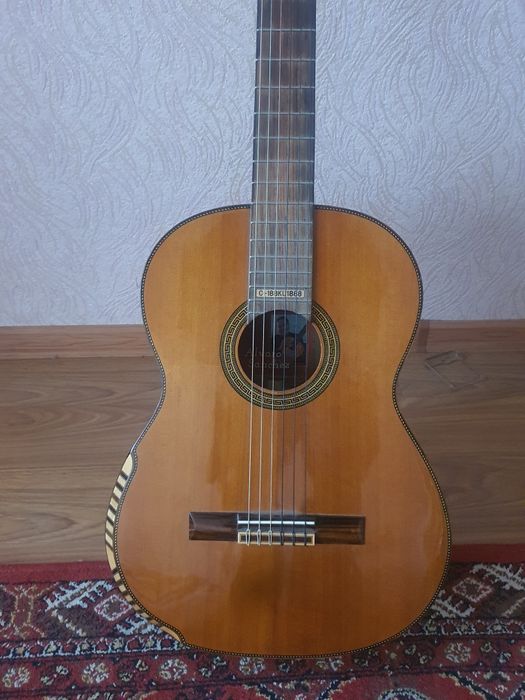 Продаётся классическая гитара