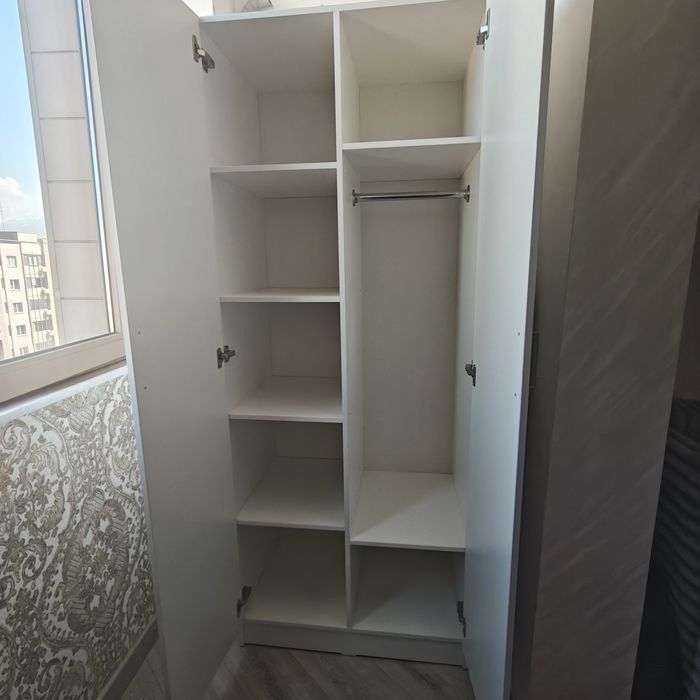 Белый шкаф для одежды