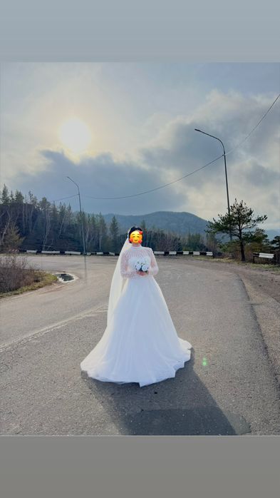 Белое свадебное платье со щлейфом
