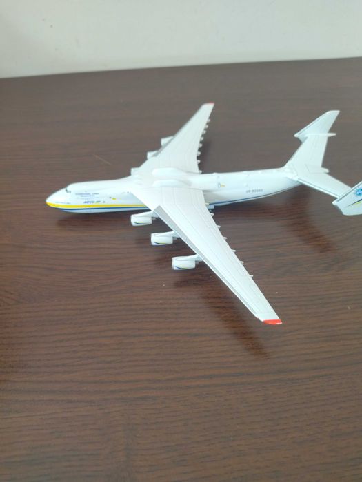 Продавам лот колекция самолети,метални