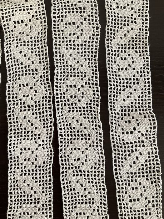 Mileuri,dantela,crosetate manual si farfuri de Horezu