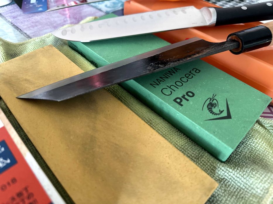 Servicii profesionale de ascuțire cuțite pe pietre de apă japoneze