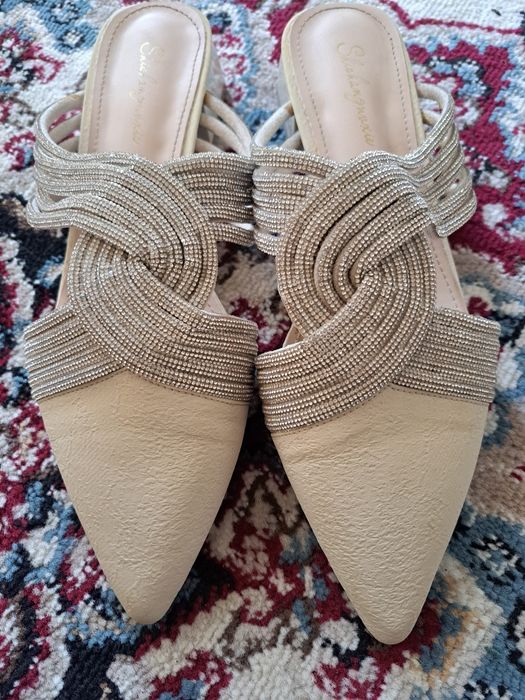 Ayollar uchun oyoq kiyim