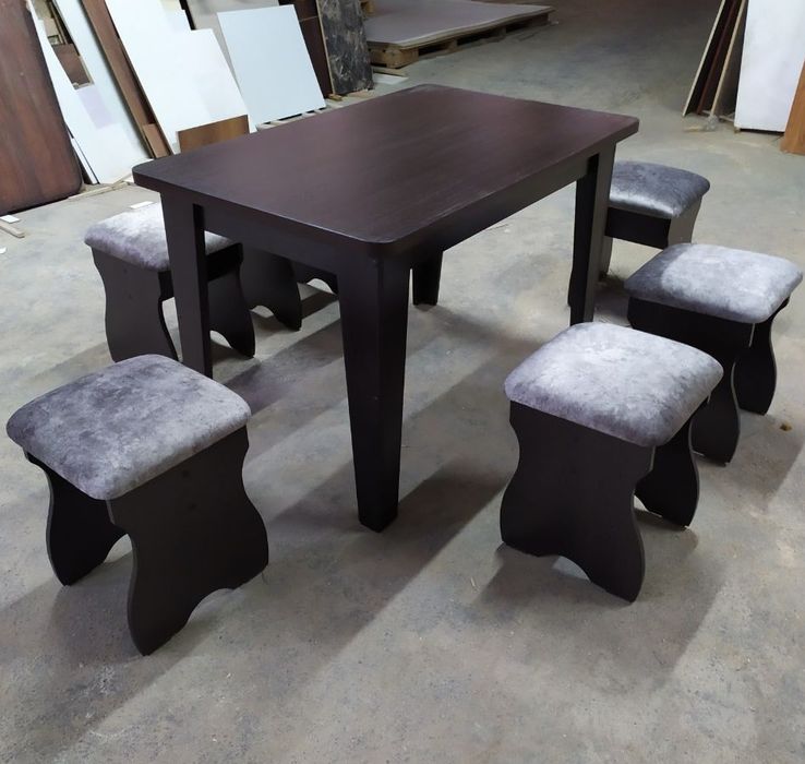 Стол и табуретки хорошего качества