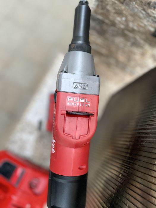 Pistol de tras popnituri milwaukee m18