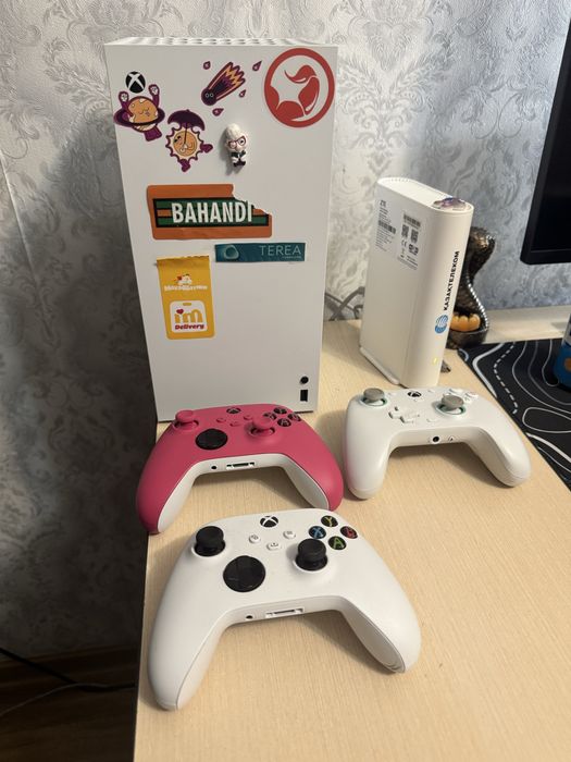 Xbox X + 3 геймпада .