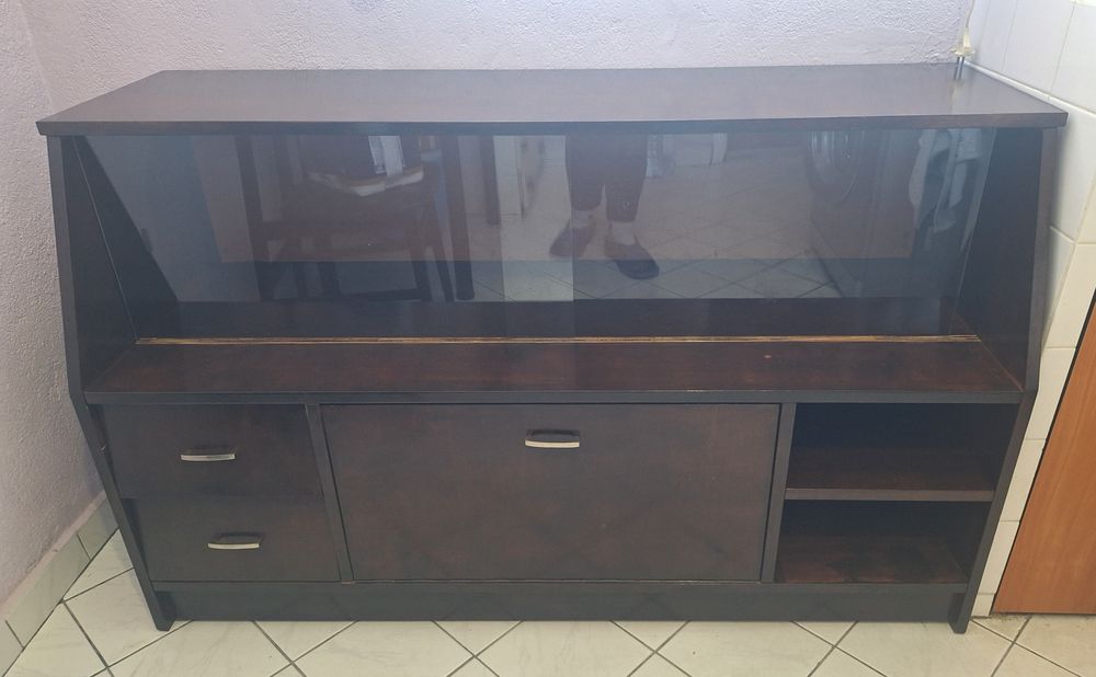 Продавам шкаф с витрина-използван.
