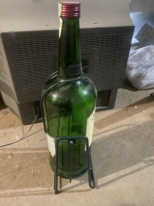 Бутылка на подставке в бар.