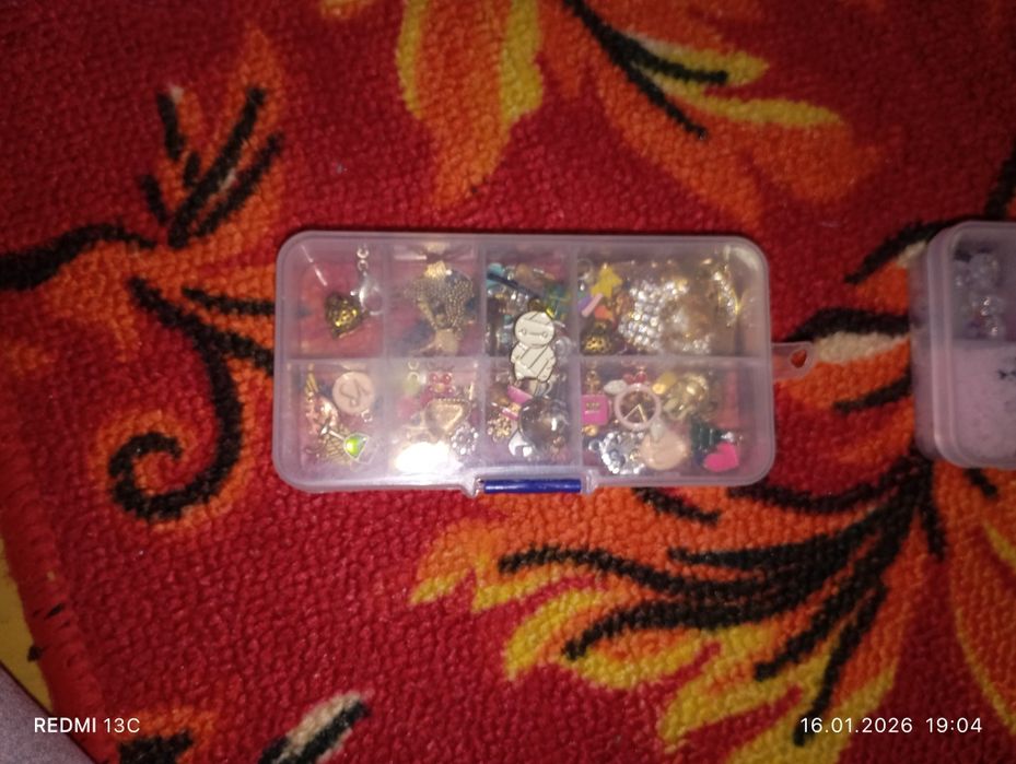 Набор с бисером и фигурками для украшений