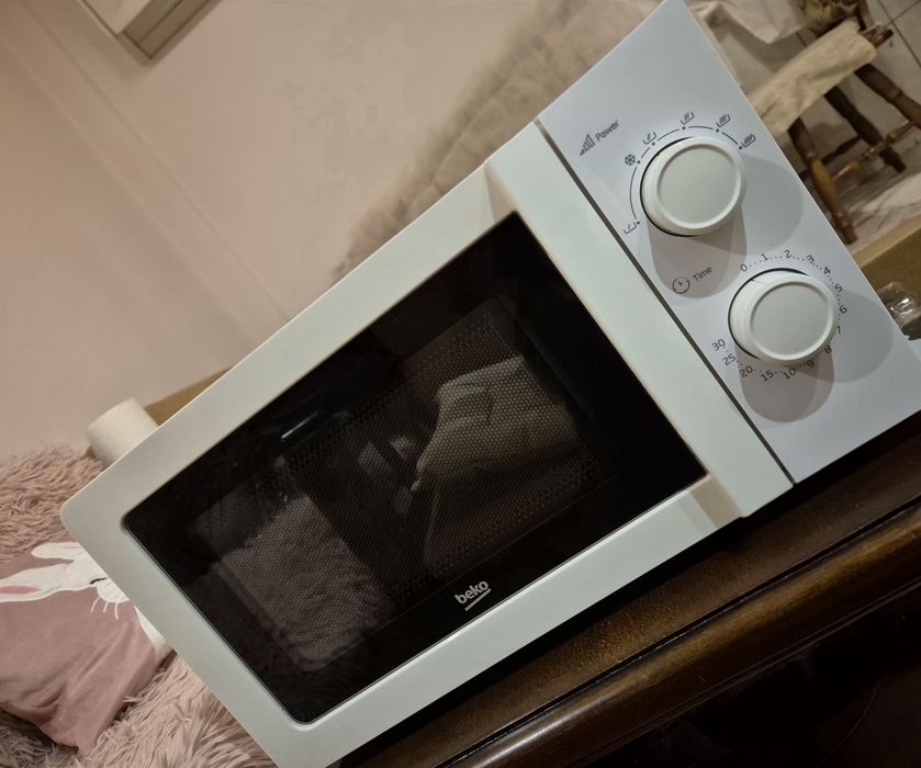 Cuptor cu microunde BEKO MOC201002W – 20L, 700W – stare foarte bună