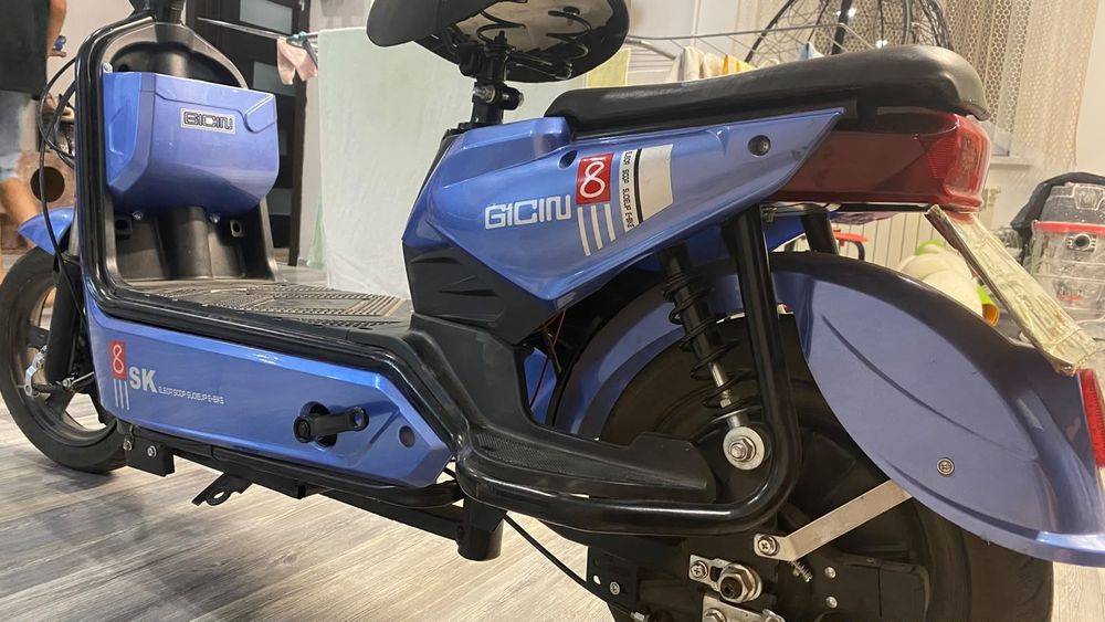 Продам электроскутер ск8