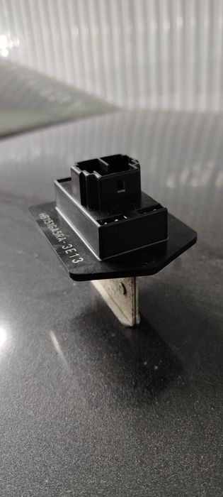 Продам Резистор печки Мазда Кронос