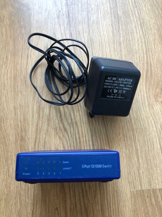 Един интернет вход и 5 изхода за компютри + адаптер за  7,5VDC
