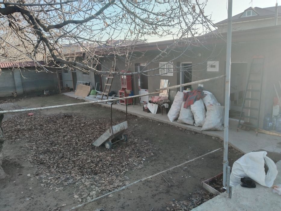 Продаётся половина участка, ( земля)Ориентир Детская Больница.