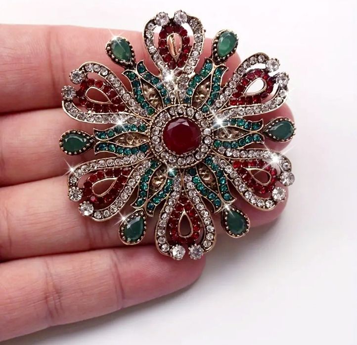 Яркая праздничная брошь 5.5см.