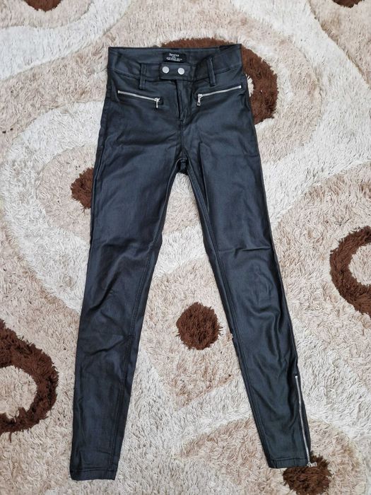 Дамски промазан черен панталон Bershka