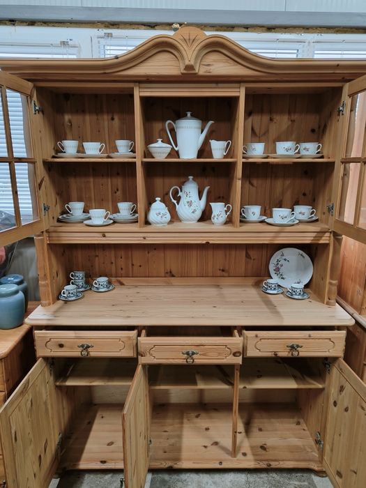 Кухненски бюфет с витрина и месенгови дръжки