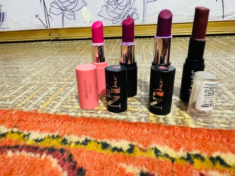 Помады для губ 4 вида новые