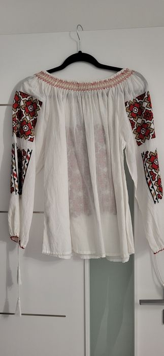 Bluza cu motive traditionale