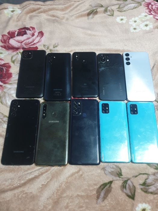 Vând telefoane Samsung.