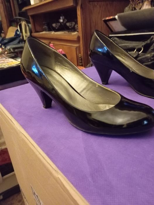 Pantofi de piele lăcuită nr 36