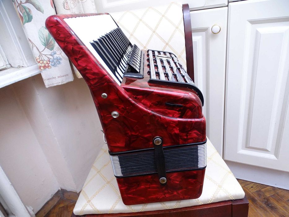 Акордеон Велтмайстер Консона 96 баса