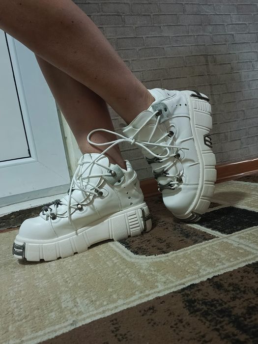 Продам новые массивные ботиночки 41-42