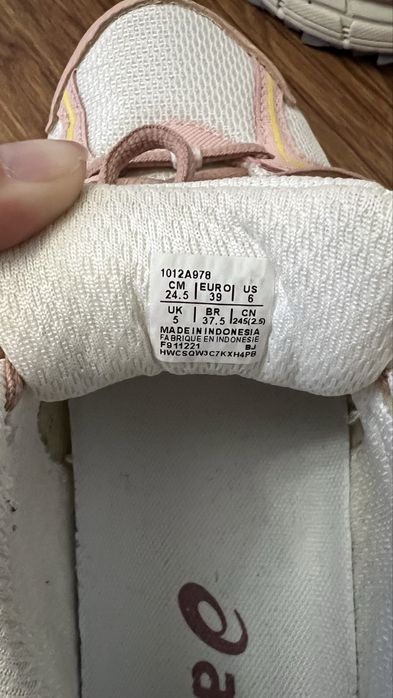 Женские кроссовки asics