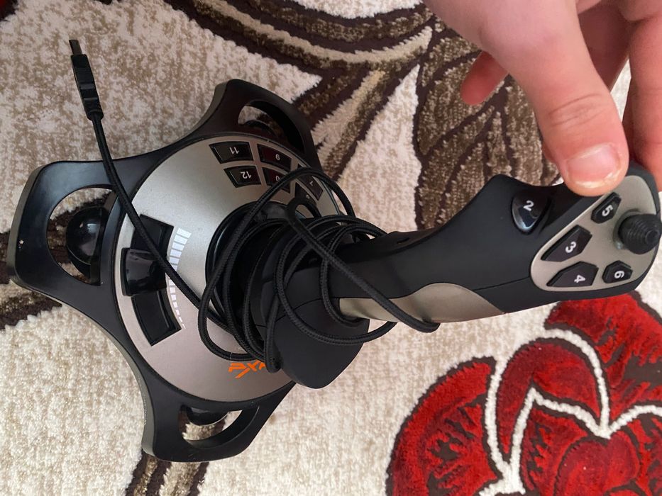 Vând ,căști ,tastatură ,joystick și mousepad