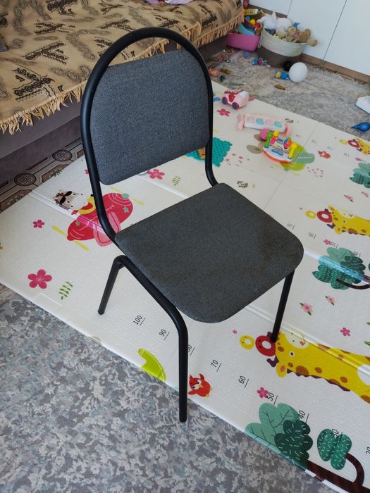 Стул серый металлический