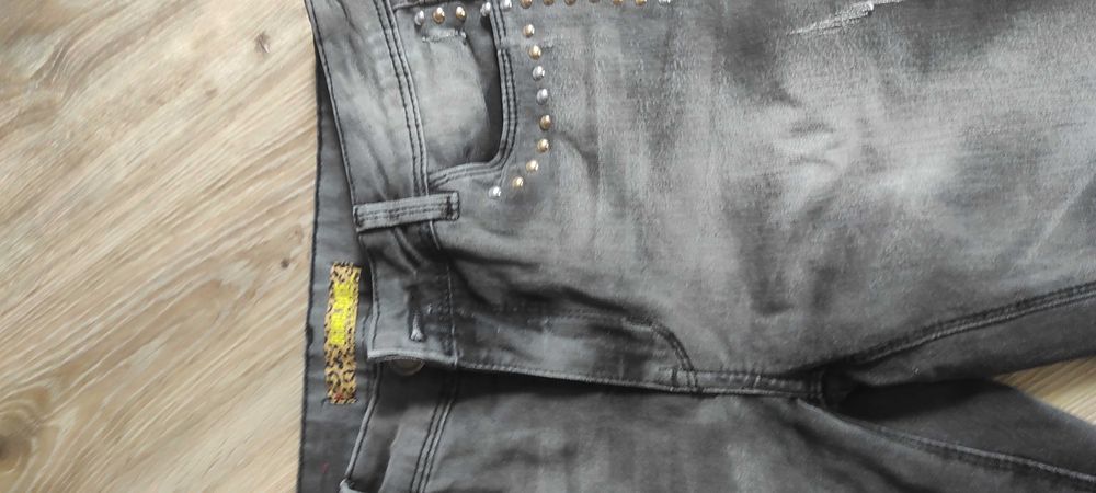 Дамски дънки с детайли