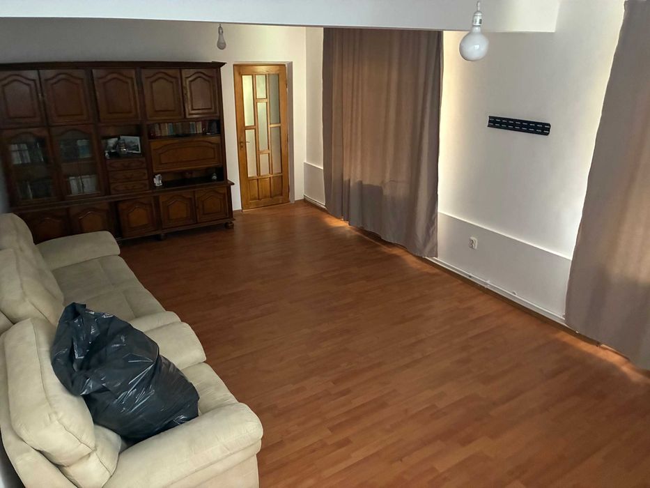 Casa cu 4 camere si depozit